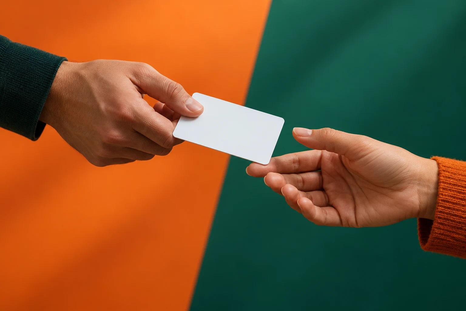 Manos ficticias pasando una tarjeta completamente en blanco; metáfora IA de acceso delegado, no una tarjeta bancaria ni una práctica recomendada.